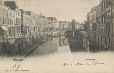 865046 Gezicht op de Oudegracht Weerdzijde te Utrecht, vanaf de Zandbrug, met op de achtergrond de Jacobibrug.